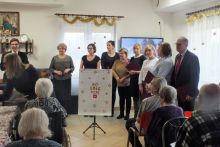 wspólne kolędowanie chóru Cantores Adalberti w Domu Seniora