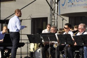 NOT BIG BUT BAND