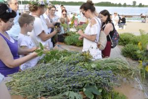 Wianki nad Narwią- warsztaty i występy i inne atrakcje.