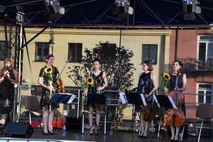 STRINGS AVENUE „W klimacie retro”