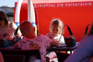 warsztaty wypalania i zdobienia drewnianych ryb na serockiej plaży
