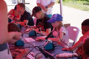 warsztaty wypalania i zdobienia drewnianych ryb na serockiej plaży