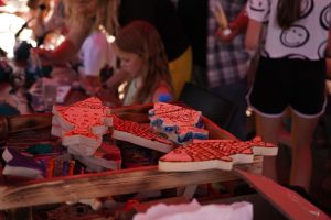 warsztaty wypalania i zdobienia drewnianych ryb na serockiej plaży