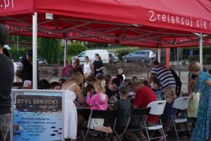 warsztaty wypalania i zdobienia drewnianych ryb na serockiej plaży