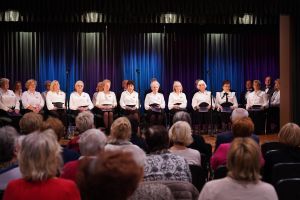 Wspólne Śpiewanie Pieśni Patriotycznych z Chórem "Babie Lato"