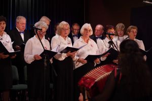 Wspólne Śpiewanie Pieśni Patriotycznych z Chórem "Babie Lato"