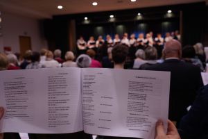 Wspólne Śpiewanie Pieśni Patriotycznych z Chórem "Babie Lato"