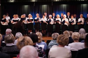 Wspólne Śpiewanie Pieśni Patriotycznych z Chórem "Babie Lato"