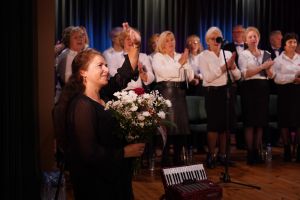 Wspólne Śpiewanie Pieśni Patriotycznych z Chórem "Babie Lato"