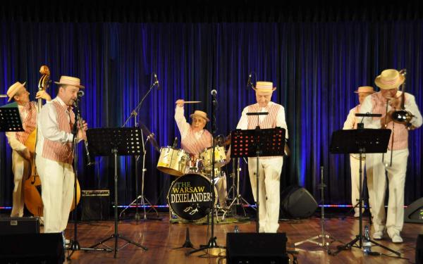 Fontanna Muzyki z pogodną muzyką jazz
